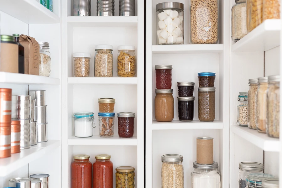 Всё по полочкам: 12 гениальных советов и идей для хранения на маленькой кухне