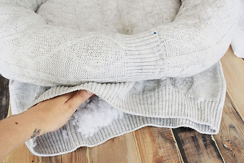 Теплое местечко: уютная лежанка для питомца из пуловера