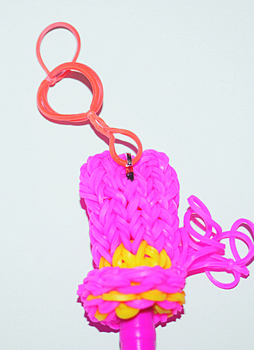 Плетение из резиночек: забавные кулоны 
