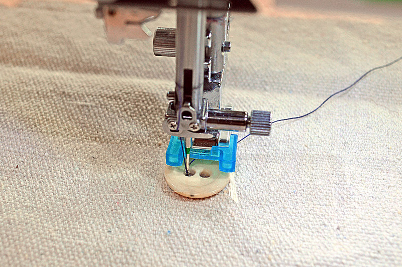 Как пришить пуговицу на швейной машинке
