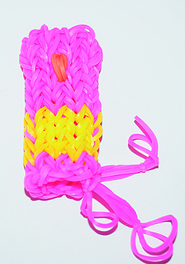 Плетение из резиночек: забавные кулоны 