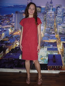 Замшевое красное платье