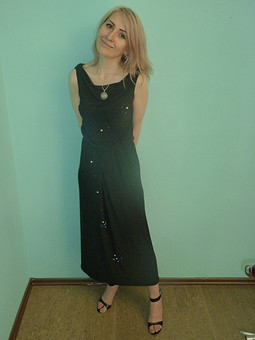 черное трикотажное платье с жемчугом