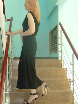 черное трикотажное платье с жемчугом