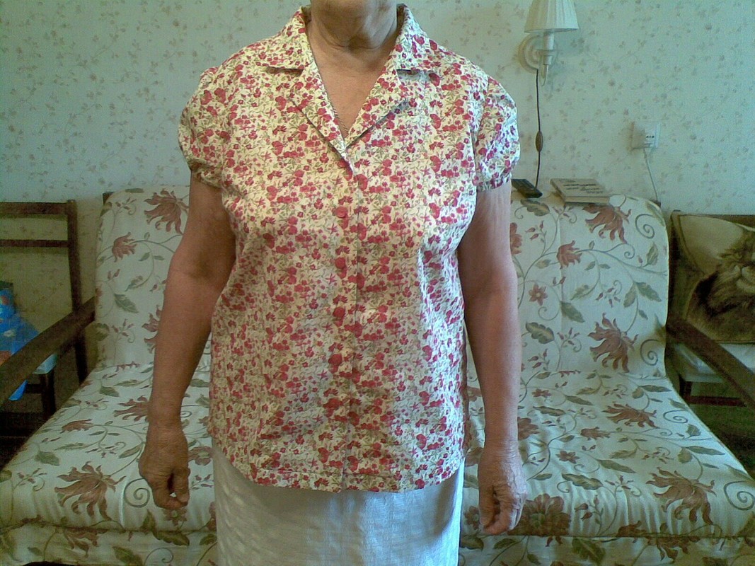 Бабушка в блузке