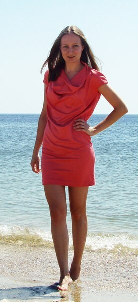 Коралловое платье от Kingspan