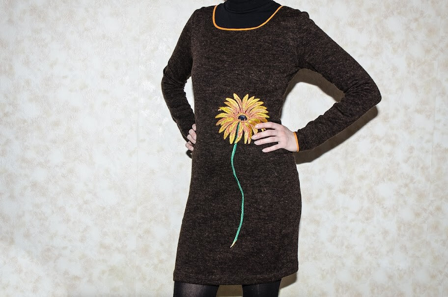 Трикотажное платье с цветком от Amila