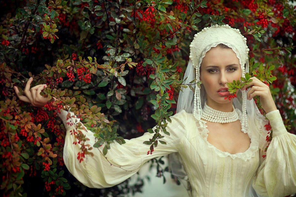 Фотография на тему Красивая русская невеста в белом платье с лилиями | PressFoto