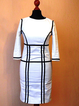 Работа с названием White dress with the black stripes