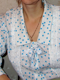 Блузка в горошек