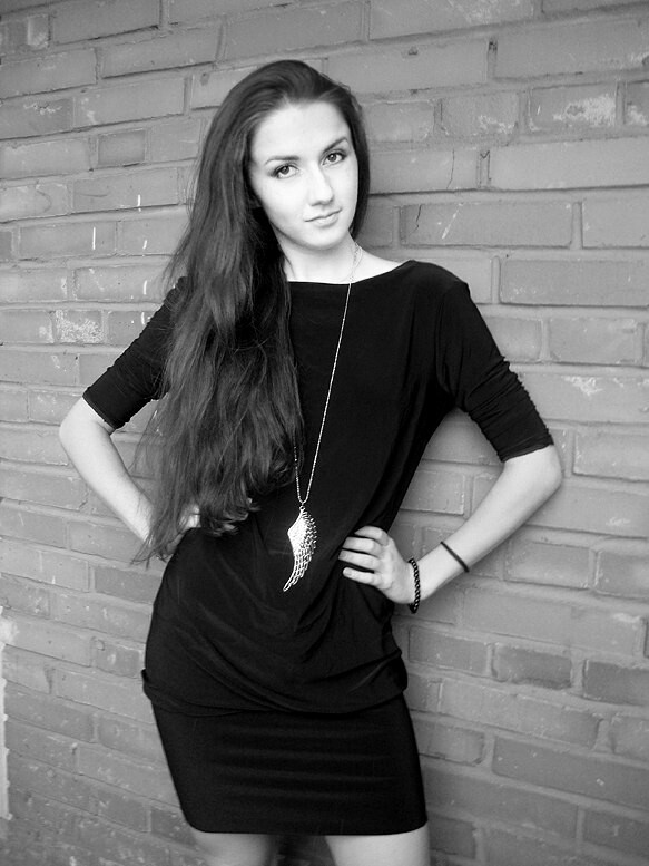 Черное платье с вырезом от Kosterina Olga