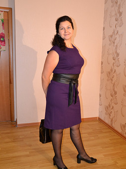 Работа с названием Фиолетовое платье с поясом-кушаком