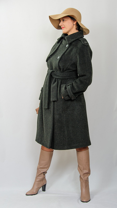 Тренчкот или двубортное черное пальто с рукавами реглан. от politu