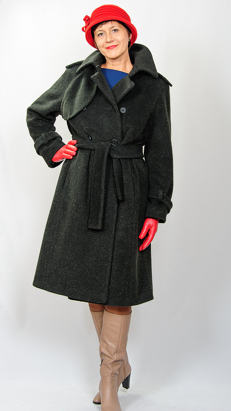 Тренчкот или двубортное черное пальто с рукавами реглан. от politu