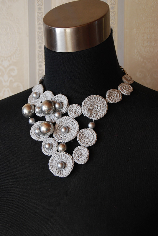 Вязаное крючком, асимметричное, украшенное бусинами ожерелье от НадеждаНилова