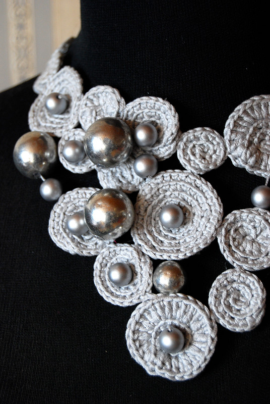 Вязаное крючком, асимметричное, украшенное бусинами ожерелье от НадеждаНилова
