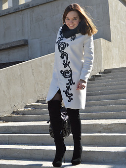 Белое пальто с черной кожей
