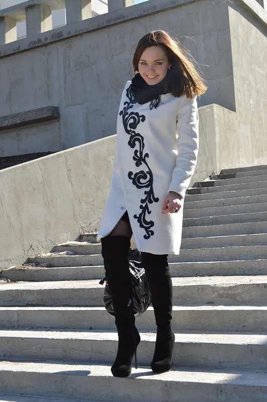 Белое пальто с черной кожей от Юдина Таня