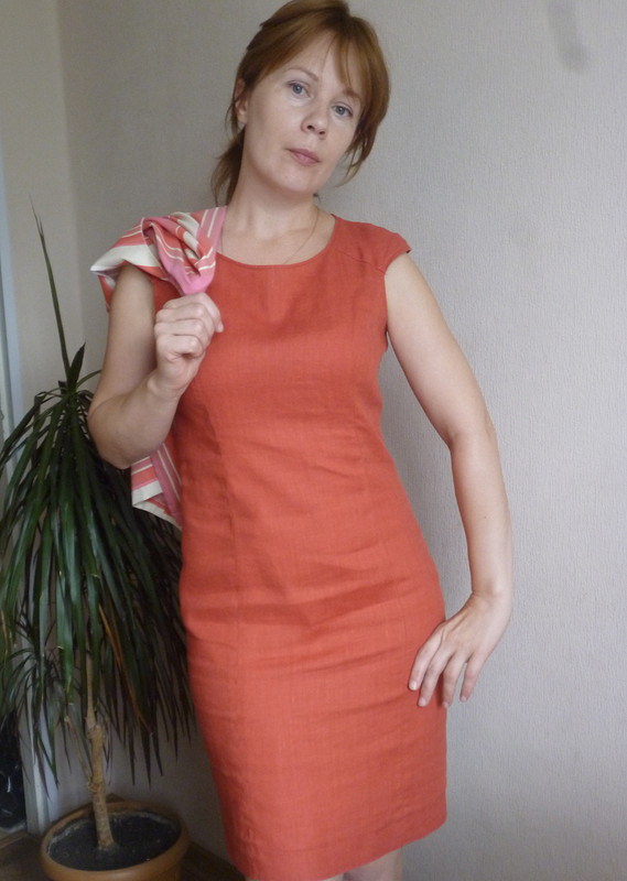 Платье цвета кирпича от Тусяя