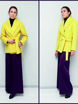 Пальто лимонного и брюки баклажанного цвета