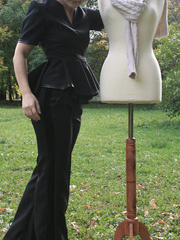 Работа с названием Удобные брюки и блуза с баской