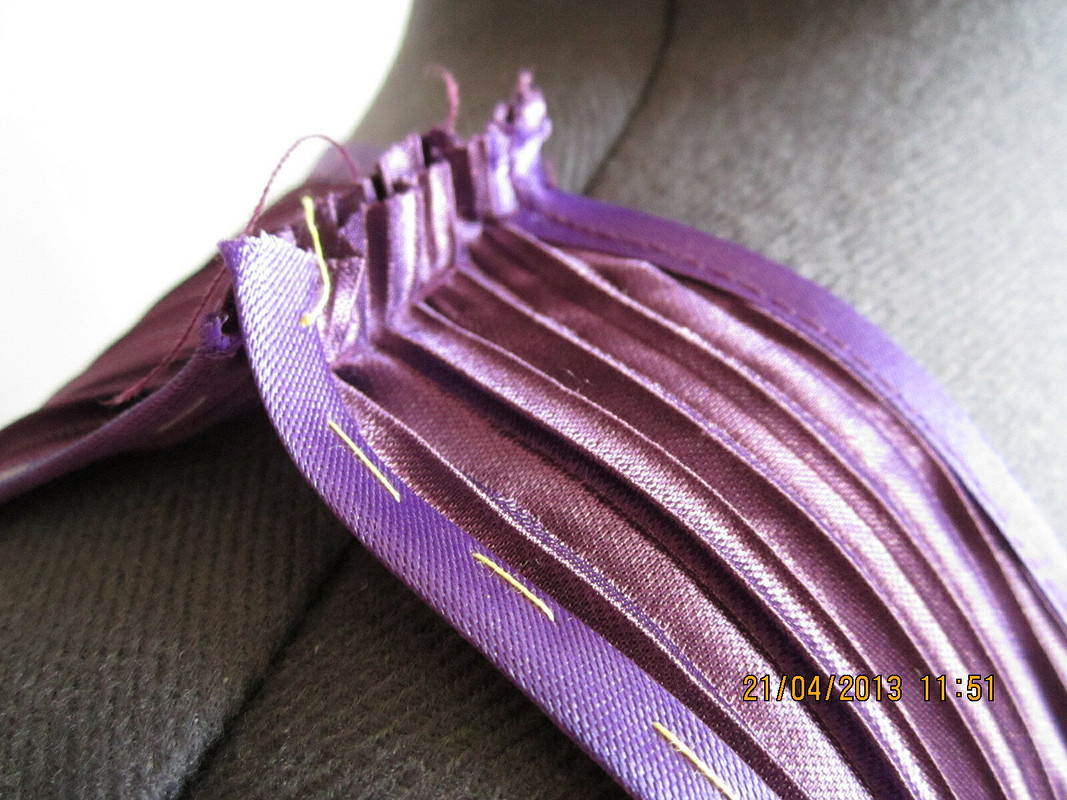 Фиолетовое плиссированное платье от Lyubov  Komissarova