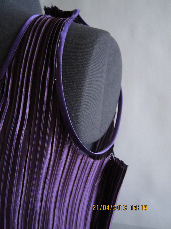 Фиолетовое плиссированное платье от Lyubov  Komissarova