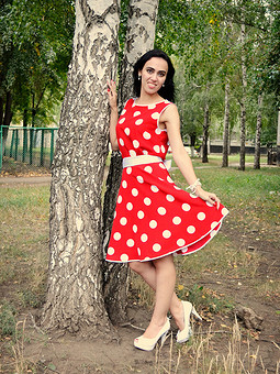 Красное платье в крупный белый горошек