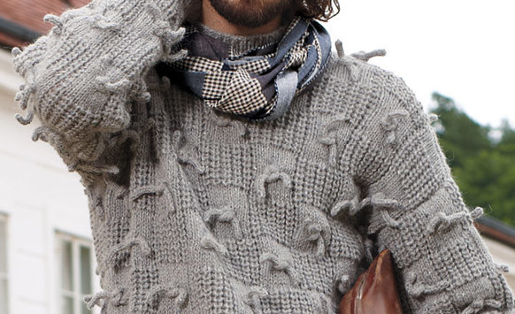 Мужской шарф с объемным узором спицами