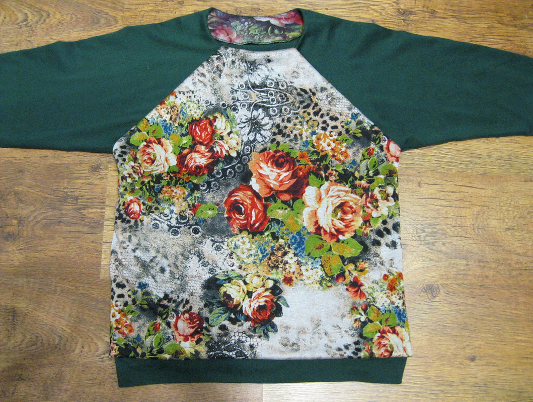 «Цветочный» пуловер и «зимние» бусы от LyuMarina