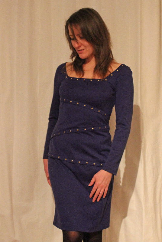 Платье джерси с металлическими украшениями от Vodoley