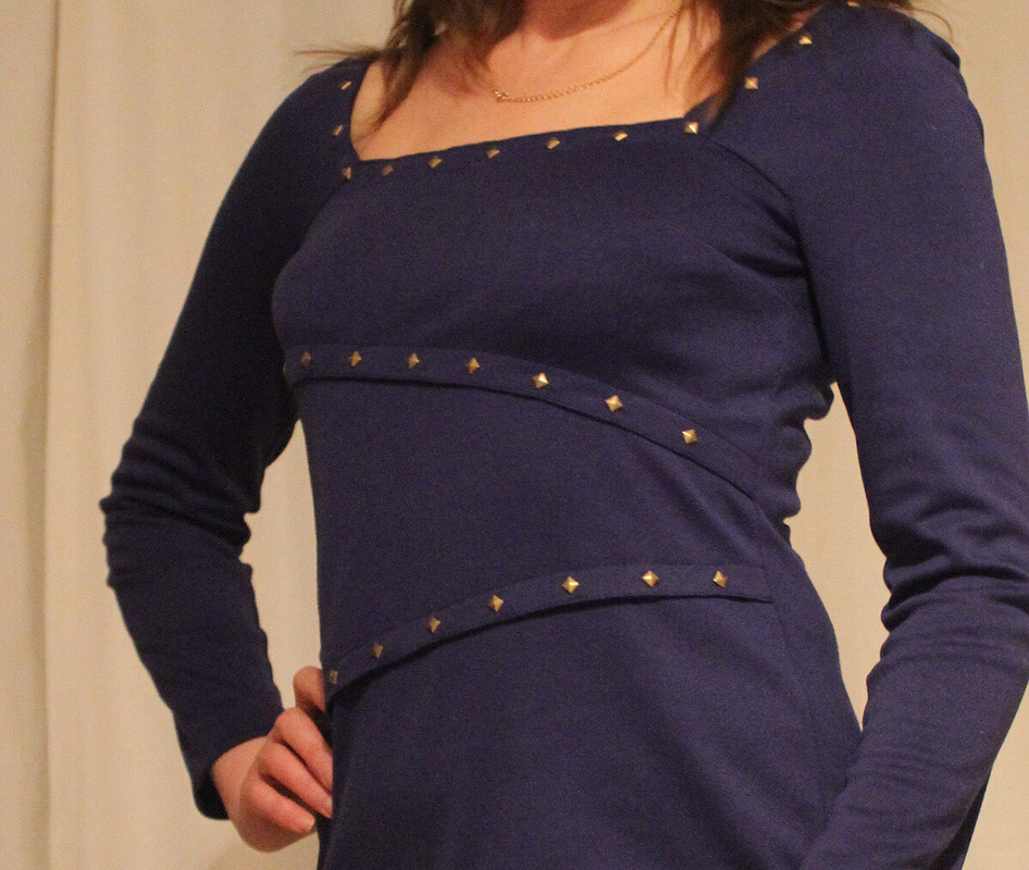 Платье джерси с металлическими украшениями от Vodoley