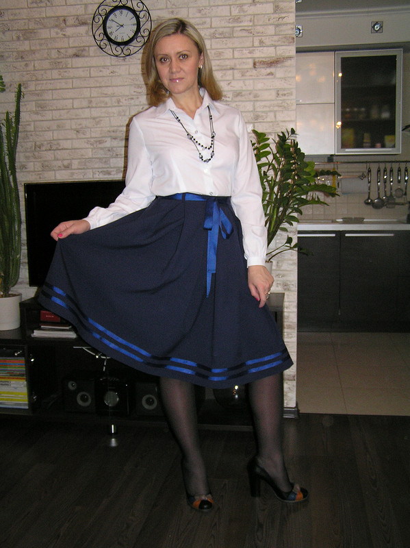 Любимая синяя юбка и белая блузка ))) от Захарова Альбина