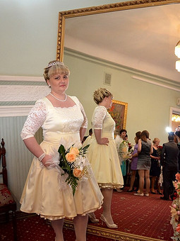 Работа с названием Свадебное платье в стиле 60х