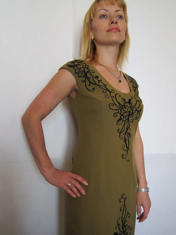 Платье цвета хаки с вышивкой от Lyubov  Komissarova