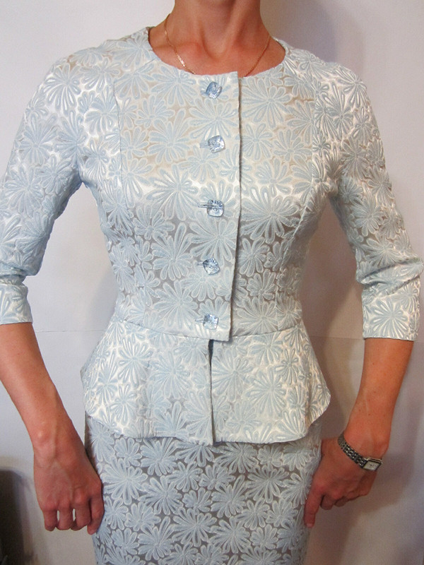Нежно-голубой костюм из жаккардовой ткани от Lyubov  Komissarova