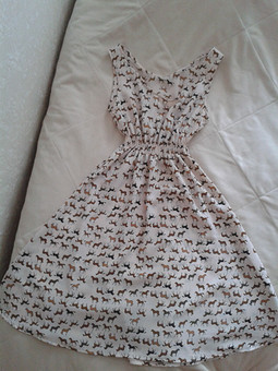 Работа с названием Простое платье из ткани с лошадками