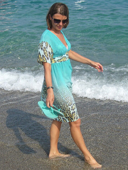 Хищно-бирюзовое платье для пляжа