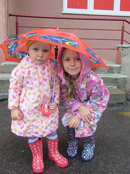 Две сестрички под зонтом
