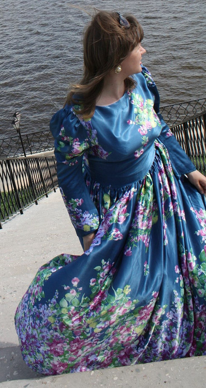 Пышное в пол платье атласное с цветами от Sola79