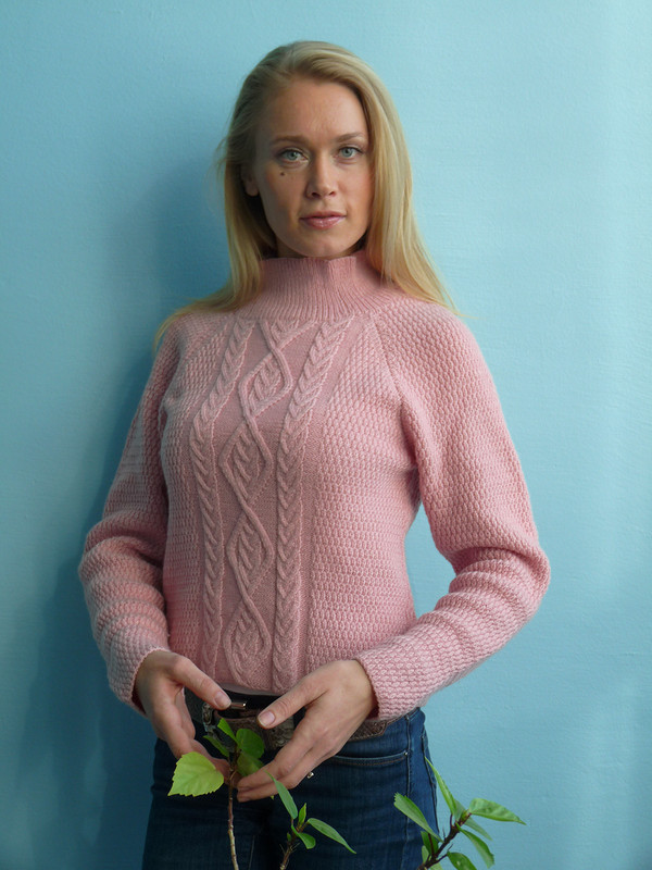 Розовый свитер от Onezhi