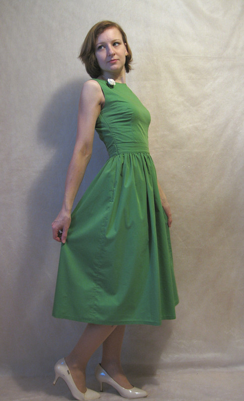 Из старого. Зеленое платье и цветочная брошь от Ольга Б.