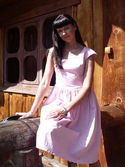Светло-розовое платье