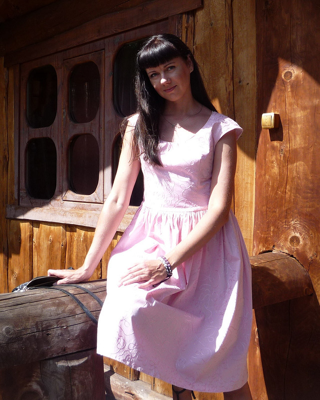 Светло-розовое платье от Лолена