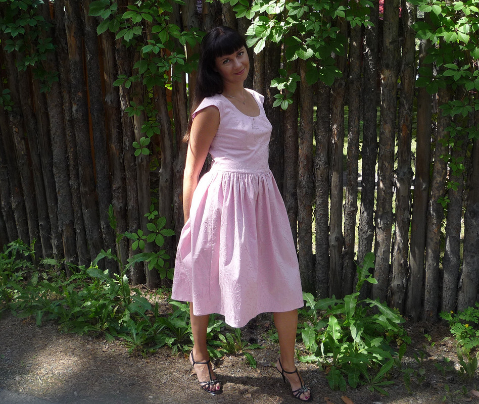 Светло-розовое платье от Лолена