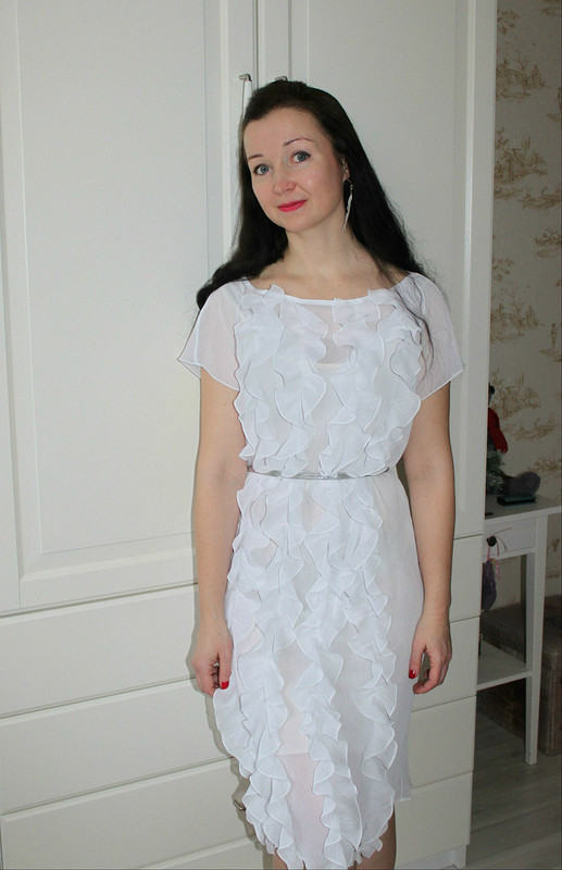 Белое платье с рюшами от danin