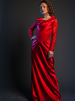 Работа с названием Красное платье со шлейфом и открытой спиной