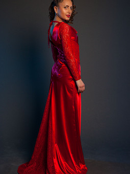 Красное платье со шлейфом и открытой спиной