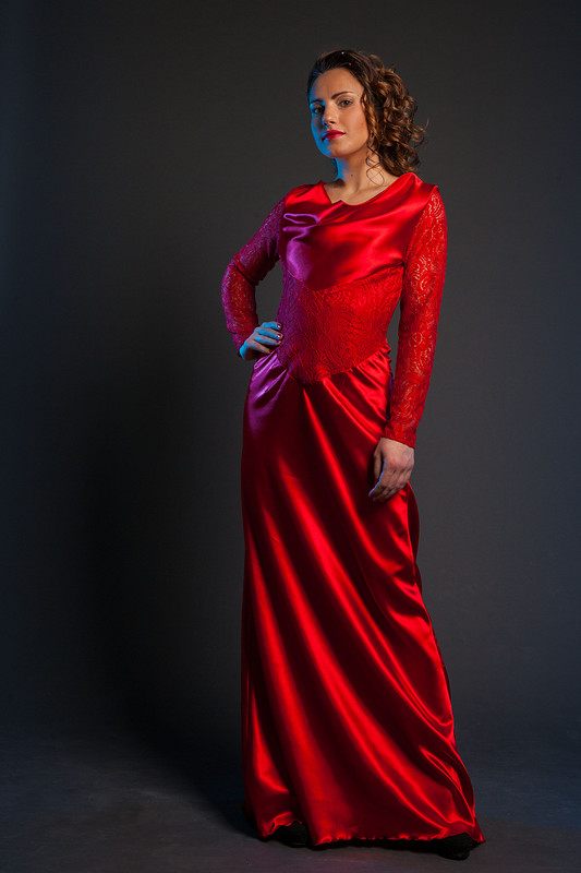 Красное платье со шлейфом и открытой спиной от Анастасия Погодина