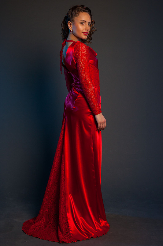 Красное платье со шлейфом и открытой спиной от Анастасия Погодина